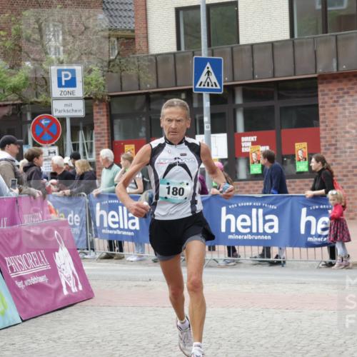 10.05.2026 - 8. Wedeler Halbmarathon Yannick Fuchs http://msf.ph/oto/9724619 10.05.2026 11:37:27 Ziel 180, 278 meine-sportfotos.de