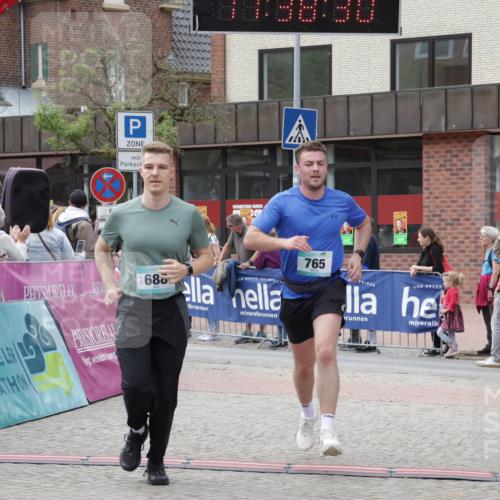 10.05.2026 - 8. Wedeler Halbmarathon Yannick Fuchs http://msf.ph/oto/9725495 10.05.2026 11:38:28 Ziel 360, 425, 688, 765, 2040 meine-sportfotos.de