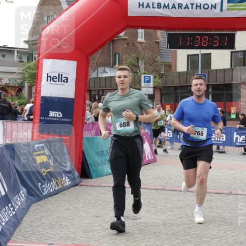 10.05.2026 - 8. Wedeler Halbmarathon Yannick Fuchs http://msf.ph/oto/9725507 10.05.2026 11:38:29 Ziel 360, 425, 688, 765, 2040 meine-sportfotos.de