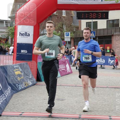 10.05.2026 - 8. Wedeler Halbmarathon Yannick Fuchs http://msf.ph/oto/9725516 10.05.2026 11:38:29 Ziel 360, 425, 688, 765, 2040 meine-sportfotos.de