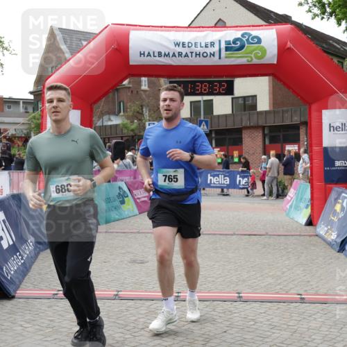 10.05.2026 - 8. Wedeler Halbmarathon Yannick Fuchs http://msf.ph/oto/9725535 10.05.2026 11:38:30 Ziel 360, 425, 688, 765, 2040 meine-sportfotos.de