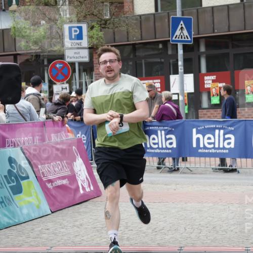 10.05.2026 - 8. Wedeler Halbmarathon Yannick Fuchs http://msf.ph/oto/9725557 10.05.2026 11:38:32 Ziel 425, 688, 765 meine-sportfotos.de