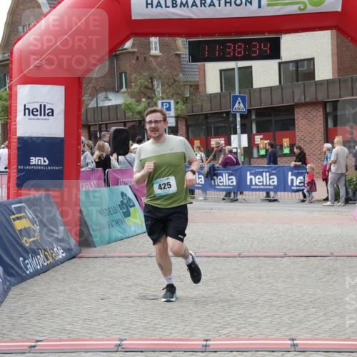 10.05.2026 - 8. Wedeler Halbmarathon Yannick Fuchs http://msf.ph/oto/9725589 10.05.2026 11:38:33 Ziel 425, 688, 765 meine-sportfotos.de