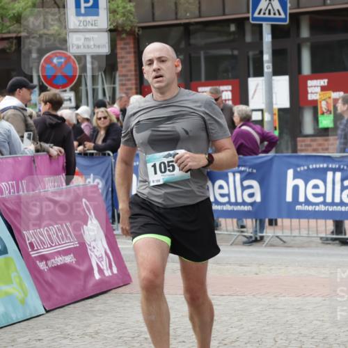 10.05.2026 - 8. Wedeler Halbmarathon Yannick Fuchs http://msf.ph/oto/9725914 10.05.2026 11:38:59 Ziel 13, 121, 1051 meine-sportfotos.de
