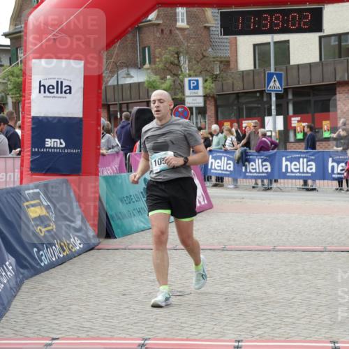 10.05.2026 - 8. Wedeler Halbmarathon Yannick Fuchs http://msf.ph/oto/9725936 10.05.2026 11:39:00 Ziel 13, 121, 392, 1051 meine-sportfotos.de