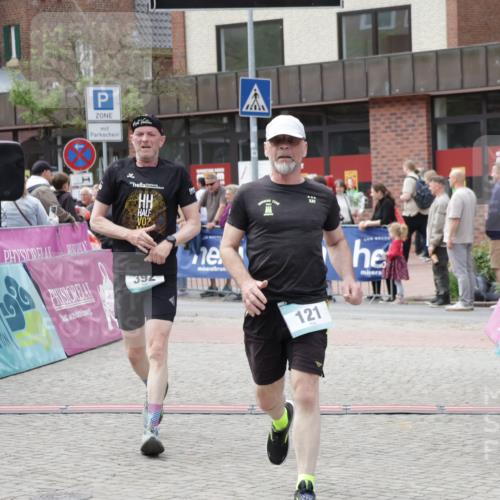 10.05.2026 - 8. Wedeler Halbmarathon Yannick Fuchs http://msf.ph/oto/9725999 10.05.2026 11:39:04 Ziel 121, 392, 1051, 2097, 2113 meine-sportfotos.de