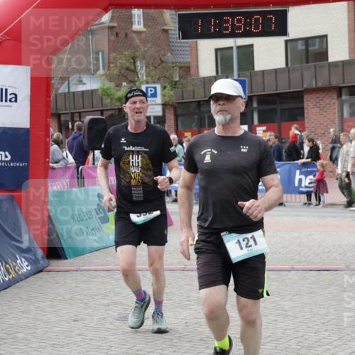 10.05.2026 - 8. Wedeler Halbmarathon Yannick Fuchs http://msf.ph/oto/9726015 10.05.2026 11:39:05 Ziel 121, 392, 1051, 2097, 2113 meine-sportfotos.de