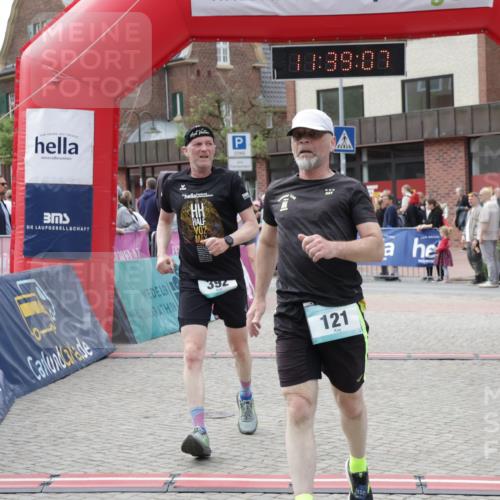 10.05.2026 - 8. Wedeler Halbmarathon Yannick Fuchs http://msf.ph/oto/9726019 10.05.2026 11:39:06 Ziel 121, 392, 2097, 2113 meine-sportfotos.de