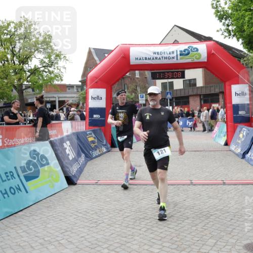 10.05.2026 - 8. Wedeler Halbmarathon Yannick Fuchs http://msf.ph/oto/9726031 10.05.2026 11:39:06 Ziel 121, 392, 2097, 2113 meine-sportfotos.de
