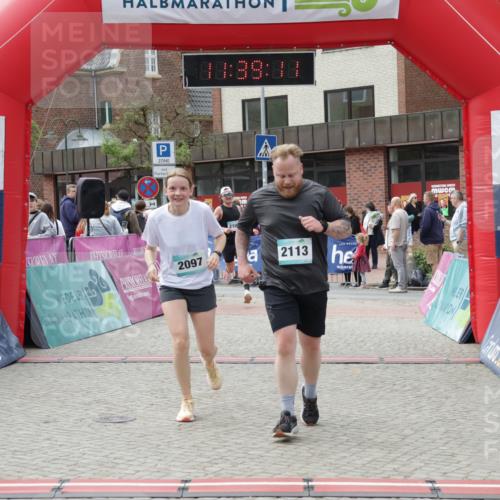 10.05.2026 - 8. Wedeler Halbmarathon Yannick Fuchs http://msf.ph/oto/9726076 10.05.2026 11:39:09 Ziel 121, 392, 2097, 2104, 2113 meine-sportfotos.de