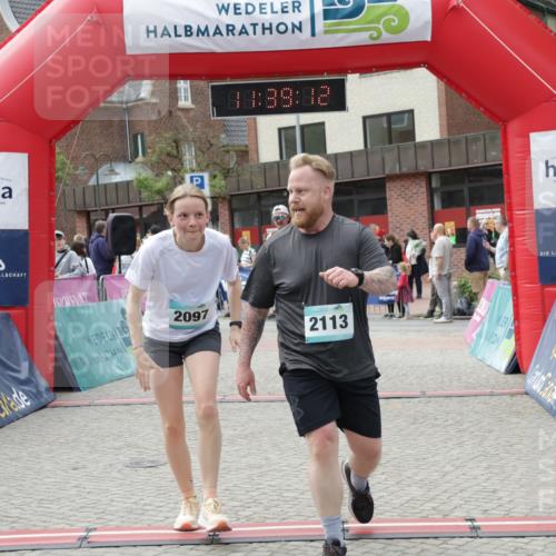 10.05.2026 - 8. Wedeler Halbmarathon Yannick Fuchs http://msf.ph/oto/9726103 10.05.2026 11:39:10 Ziel 392, 2097, 2104, 2113 meine-sportfotos.de