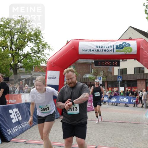 10.05.2026 - 8. Wedeler Halbmarathon Yannick Fuchs http://msf.ph/oto/9726110 10.05.2026 11:39:11 Ziel 2097, 2104, 2113 meine-sportfotos.de