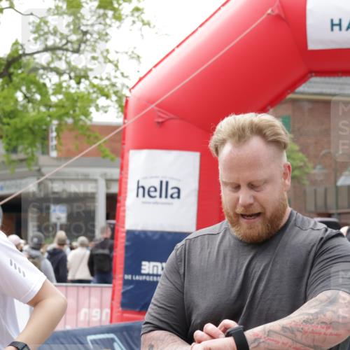 10.05.2026 - 8. Wedeler Halbmarathon Yannick Fuchs http://msf.ph/oto/9726122 10.05.2026 11:39:12 Ziel 2097, 2104, 2113 meine-sportfotos.de