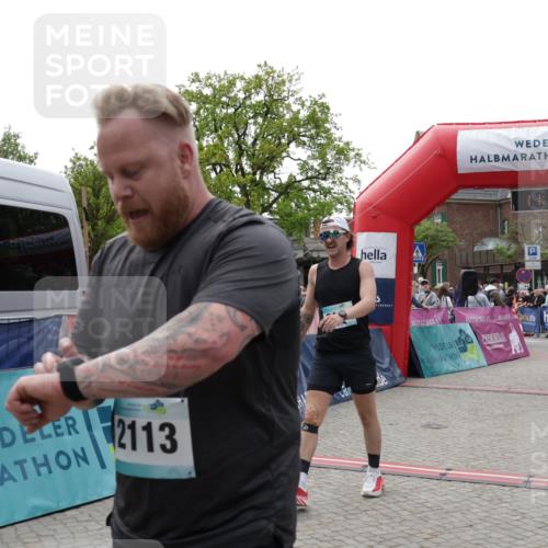 10.05.2026 - 8. Wedeler Halbmarathon Yannick Fuchs http://msf.ph/oto/9726126 10.05.2026 11:39:14 Ziel 871, 2097, 2104, 2113 meine-sportfotos.de