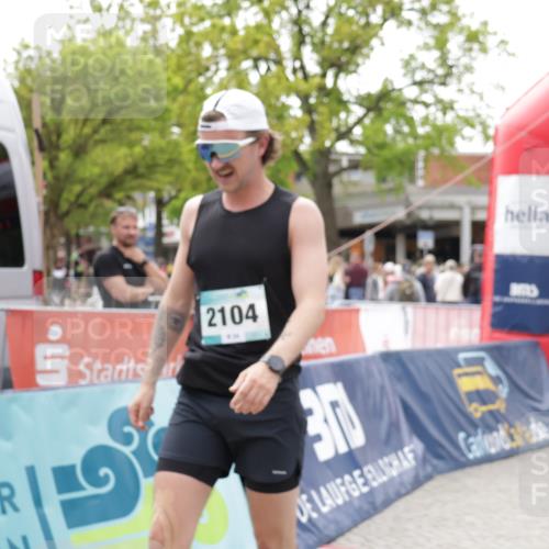 10.05.2026 - 8. Wedeler Halbmarathon Yannick Fuchs http://msf.ph/oto/9726136 10.05.2026 11:39:15 Ziel 871, 2104 meine-sportfotos.de