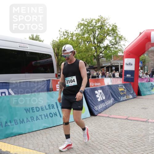 10.05.2026 - 8. Wedeler Halbmarathon Yannick Fuchs http://msf.ph/oto/9726145 10.05.2026 11:39:15 Ziel 871, 2104 meine-sportfotos.de