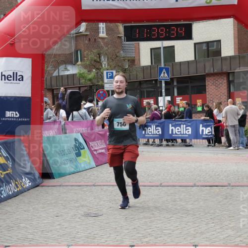10.05.2026 - 8. Wedeler Halbmarathon Yannick Fuchs http://msf.ph/oto/9726235 10.05.2026 11:39:32 Ziel 750 meine-sportfotos.de