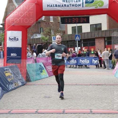 10.05.2026 - 8. Wedeler Halbmarathon Yannick Fuchs http://msf.ph/oto/9726241 10.05.2026 11:39:32 Ziel 750 meine-sportfotos.de
