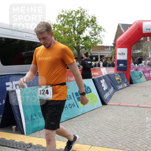 10.05.2026 - 8. Wedeler Halbmarathon Yannick Fuchs http://msf.ph/oto/9726322 10.05.2026 11:39:42 Ziel 124, 402, 2041 meine-sportfotos.de