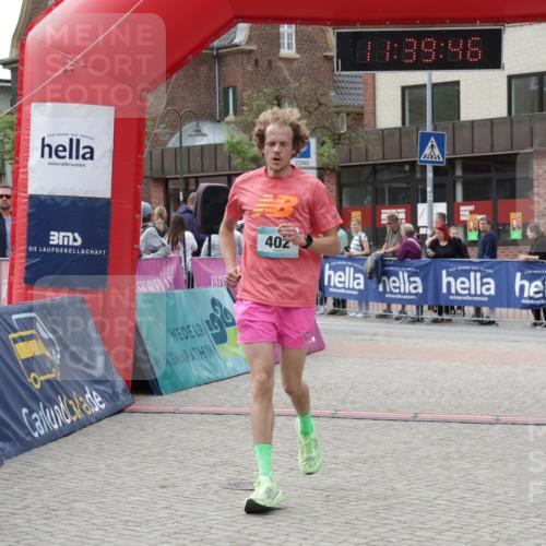 10.05.2026 - 8. Wedeler Halbmarathon Yannick Fuchs http://msf.ph/oto/9726331 10.05.2026 11:39:44 Ziel 124, 402, 585, 844, 2011 meine-sportfotos.de