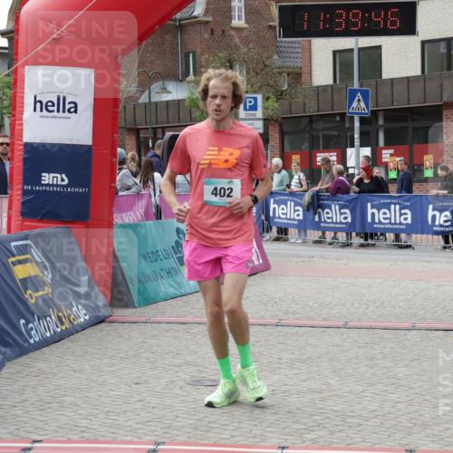 10.05.2026 - 8. Wedeler Halbmarathon Yannick Fuchs http://msf.ph/oto/9726335 10.05.2026 11:39:44 Ziel 124, 402, 585, 844, 2011 meine-sportfotos.de