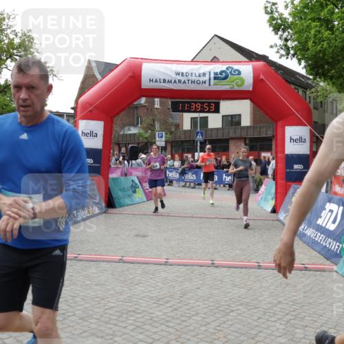 10.05.2026 - 8. Wedeler Halbmarathon Yannick Fuchs http://msf.ph/oto/9726493 10.05.2026 11:39:51 Ziel 434, 585, 844, 1028, 1054, 2011, 2058, 2175 meine-sportfotos.de