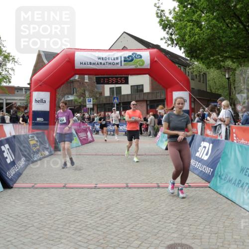 10.05.2026 - 8. Wedeler Halbmarathon Yannick Fuchs http://msf.ph/oto/9726530 10.05.2026 11:39:53 Ziel 434, 585, 844, 1028, 1054, 2011, 2058, 2175 meine-sportfotos.de