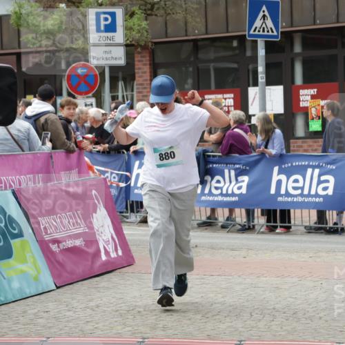 10.05.2026 - 8. Wedeler Halbmarathon Yannick Fuchs http://msf.ph/oto/9726712 10.05.2026 11:40:07 Ziel 817 meine-sportfotos.de