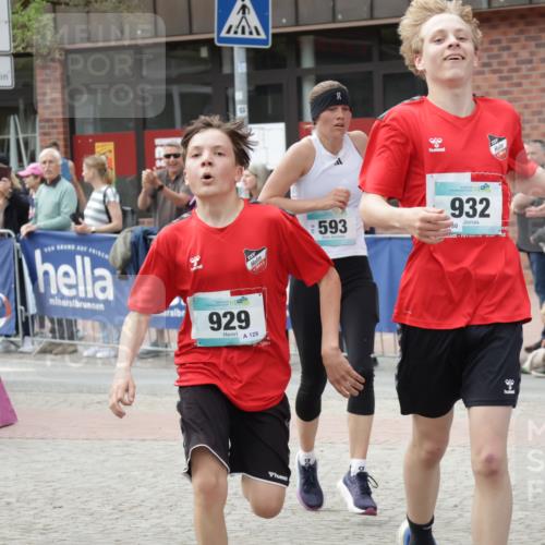 10.05.2026 - 8. Wedeler Halbmarathon Yannick Fuchs http://msf.ph/oto/9726991 10.05.2026 11:40:25 Ziel 592, 593, 697, 929, 932, 975, 2053 meine-sportfotos.de