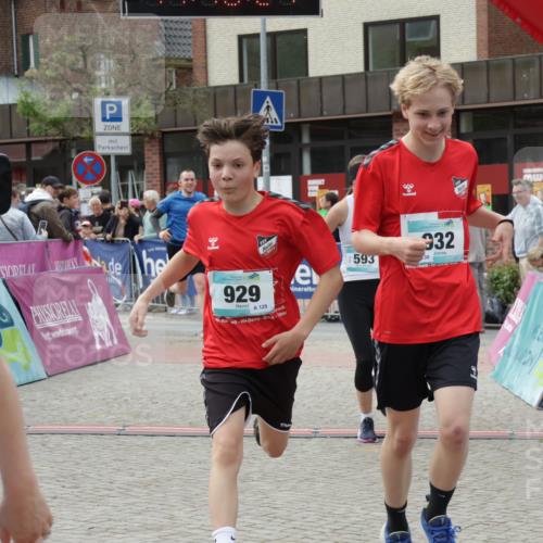10.05.2026 - 8. Wedeler Halbmarathon Yannick Fuchs http://msf.ph/oto/9727009 10.05.2026 11:40:26 Ziel 592, 593, 697, 929, 932, 975 meine-sportfotos.de