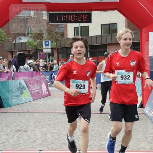 10.05.2026 - 8. Wedeler Halbmarathon Yannick Fuchs http://msf.ph/oto/9727019 10.05.2026 11:40:26 Ziel 592, 593, 697, 929, 932, 975 meine-sportfotos.de