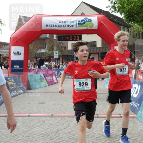 10.05.2026 - 8. Wedeler Halbmarathon Yannick Fuchs http://msf.ph/oto/9727031 10.05.2026 11:40:26 Ziel 592, 593, 697, 929, 932, 975 meine-sportfotos.de