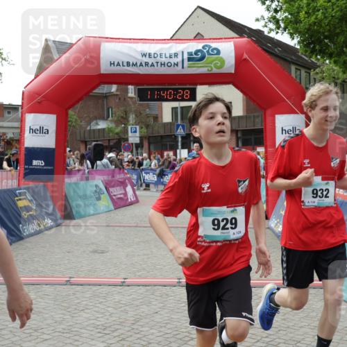 10.05.2026 - 8. Wedeler Halbmarathon Yannick Fuchs http://msf.ph/oto/9727035 10.05.2026 11:40:26 Ziel 592, 593, 697, 929, 932, 975 meine-sportfotos.de