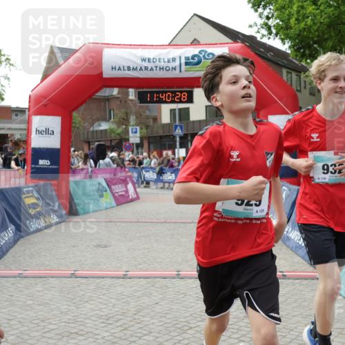 10.05.2026 - 8. Wedeler Halbmarathon Yannick Fuchs http://msf.ph/oto/9727042 10.05.2026 11:40:27 Ziel 592, 593, 929, 932, 975 meine-sportfotos.de
