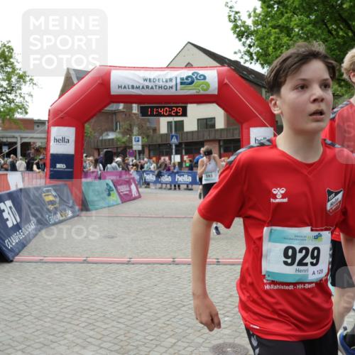 10.05.2026 - 8. Wedeler Halbmarathon Yannick Fuchs http://msf.ph/oto/9727051 10.05.2026 11:40:27 Ziel 592, 593, 929, 932, 975 meine-sportfotos.de