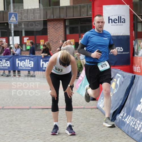 10.05.2026 - 8. Wedeler Halbmarathon Yannick Fuchs http://msf.ph/oto/9727060 10.05.2026 11:40:29 Ziel 592, 593, 929, 932, 975 meine-sportfotos.de
