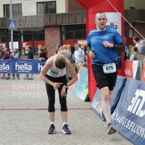 10.05.2026 - 8. Wedeler Halbmarathon Yannick Fuchs http://msf.ph/oto/9727069 10.05.2026 11:40:29 Ziel 592, 593, 929, 932, 975 meine-sportfotos.de