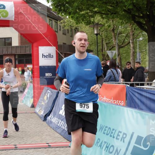 10.05.2026 - 8. Wedeler Halbmarathon Yannick Fuchs http://msf.ph/oto/9727073 10.05.2026 11:40:30 Ziel 592, 593, 929, 932, 975 meine-sportfotos.de