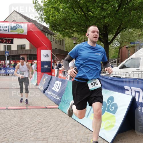 10.05.2026 - 8. Wedeler Halbmarathon Yannick Fuchs http://msf.ph/oto/9727083 10.05.2026 11:40:30 Ziel 592, 593, 929, 932, 975 meine-sportfotos.de