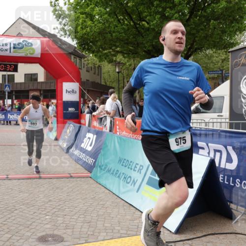 10.05.2026 - 8. Wedeler Halbmarathon Yannick Fuchs http://msf.ph/oto/9727087 10.05.2026 11:40:30 Ziel 592, 593, 929, 932, 975 meine-sportfotos.de