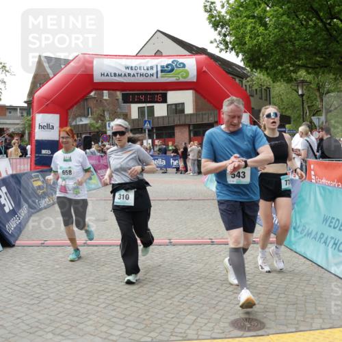 10.05.2026 - 8. Wedeler Halbmarathon Yannick Fuchs http://msf.ph/oto/9727610 10.05.2026 11:41:14 Ziel 153, 310, 543, 658, 770, 1048 meine-sportfotos.de