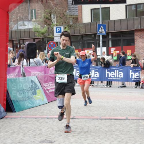 10.05.2026 - 8. Wedeler Halbmarathon Yannick Fuchs http://msf.ph/oto/9727776 10.05.2026 11:41:35 Ziel 239, 812, 2196 meine-sportfotos.de