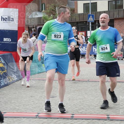 10.05.2026 - 8. Wedeler Halbmarathon Yannick Fuchs http://msf.ph/oto/9728002 10.05.2026 11:41:50 Ziel 108, 223, 923, 924, 2238 meine-sportfotos.de