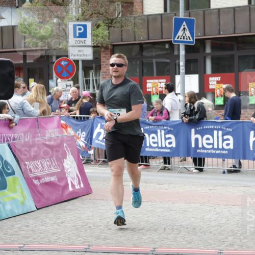 10.05.2026 - 8. Wedeler Halbmarathon Yannick Fuchs http://msf.ph/oto/9728122 10.05.2026 11:42:05 Ziel 53 meine-sportfotos.de