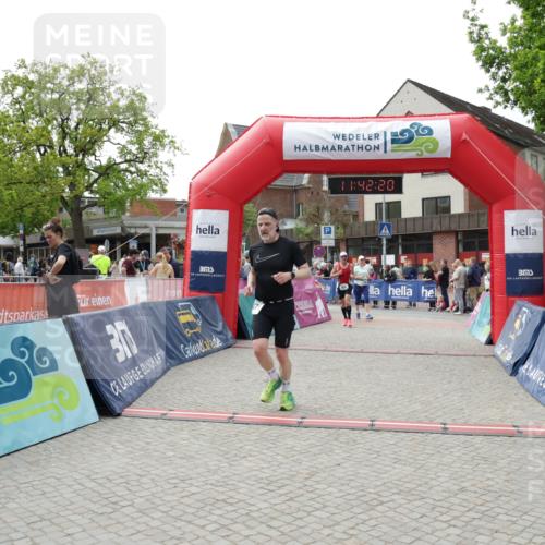 10.05.2026 - 8. Wedeler Halbmarathon Yannick Fuchs http://msf.ph/oto/9728239 10.05.2026 11:42:18 Ziel 127, 352, 1052 meine-sportfotos.de