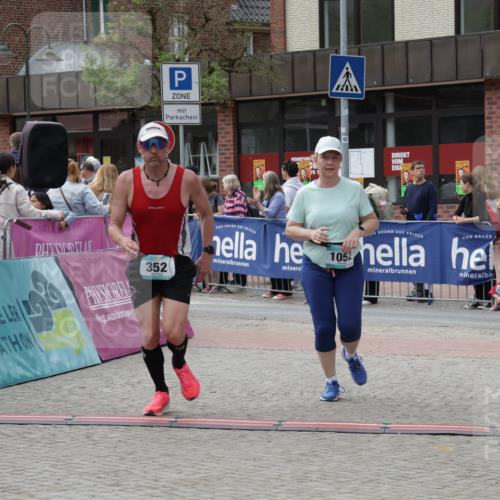 10.05.2026 - 8. Wedeler Halbmarathon Yannick Fuchs http://msf.ph/oto/9728266 10.05.2026 11:42:20 Ziel 127, 352, 1052 meine-sportfotos.de