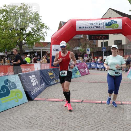 10.05.2026 - 8. Wedeler Halbmarathon Yannick Fuchs http://msf.ph/oto/9728317 10.05.2026 11:42:23 Ziel 352, 1052, 2134 meine-sportfotos.de