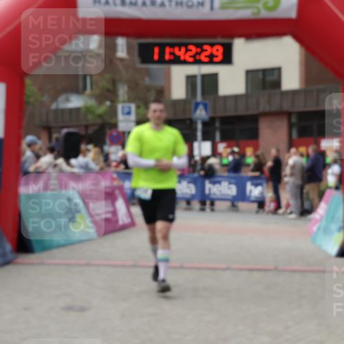 10.05.2026 - 8. Wedeler Halbmarathon Yannick Fuchs http://msf.ph/oto/9728360 10.05.2026 11:42:27 Ziel 1052, 2134 meine-sportfotos.de