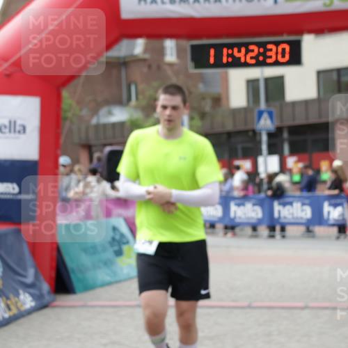 10.05.2026 - 8. Wedeler Halbmarathon Yannick Fuchs http://msf.ph/oto/9728363 10.05.2026 11:42:28 Ziel 2134 meine-sportfotos.de