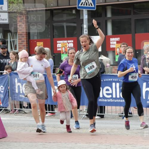 10.05.2026 - 8. Wedeler Halbmarathon Yannick Fuchs http://msf.ph/oto/9728415 10.05.2026 11:42:36 Ziel 458, 581, 589, 2035 meine-sportfotos.de